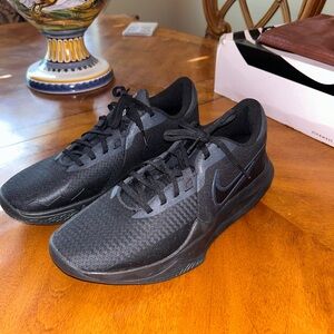 Black Nike men’s sneakers